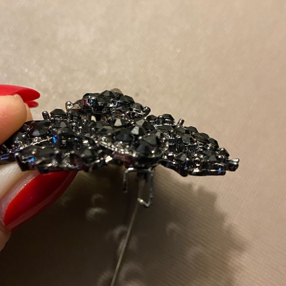 Vintage-Inspired Black Rhinestone Silver Pin Brooch - Picture 4 of 6